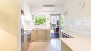 Fridge, microwave, oven, stovetop - Florida, 1/5 Lillian Street - 2 min walk to beach, shops & restaurants (Shoal Bay)