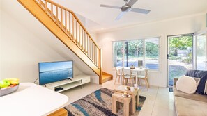 Smart TV - Florida, 1/5 Lillian Street - 2 min walk to beach, shops & restaurants (Shoal Bay)