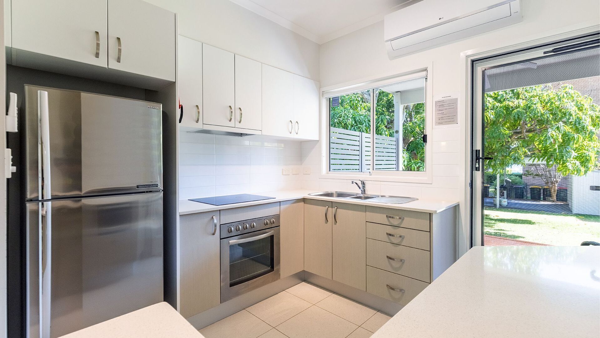 Refrigerador, microondas, horno y parrilla de estufa 