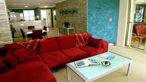 TV connectée, livres, chaîne hi-fi