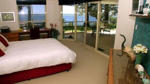 3 bedrooms, iron/ironing board, free WiFi, bed sheets - Magnus Pines, 2,52-56 Magnus Street - Apartment with stunning views, linen and bed making, Wi-Fi and Air con (Nelson Bay)
