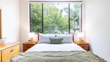 2 habitaciones y tabla de planchar con plancha