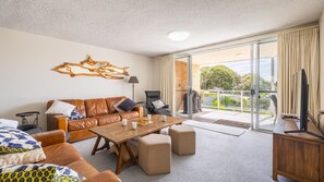 Smart TV - Portofino, 1,7 Laman Street - First floor unit with beautiful views, air con and Wi-Fi and close to town (Nelson Bay)
