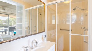 Bathtub - Portofino, 1,7 Laman Street - First floor unit with beautiful views, air con and Wi-Fi and close to town (Nelson Bay)