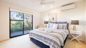 3 bedrooms, iron/ironing board, free WiFi, bed sheets - Beach House 7,  Air Conditioned, Wi-Fi, Foxtel, Linen, Communal Pool and Spa (One Mile)