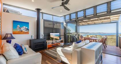 Beach House 7, Air Conditioned, Wi-Fi, Foxtel, Linen, Communal Pool and Spa