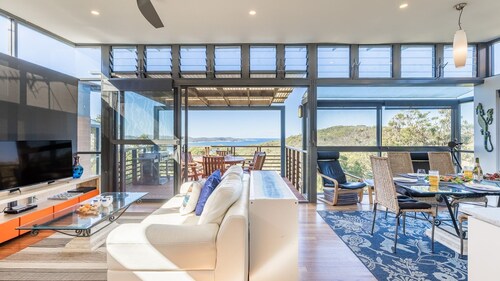 Beach House 7,  Air Conditioned, Wi-Fi, Foxtel, Linen, Communal Pool and Spa