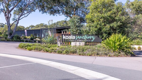 Property grounds - Beach House 7,  Air Conditioned, Wi-Fi, Foxtel, Linen, Communal Pool and Spa (One Mile)