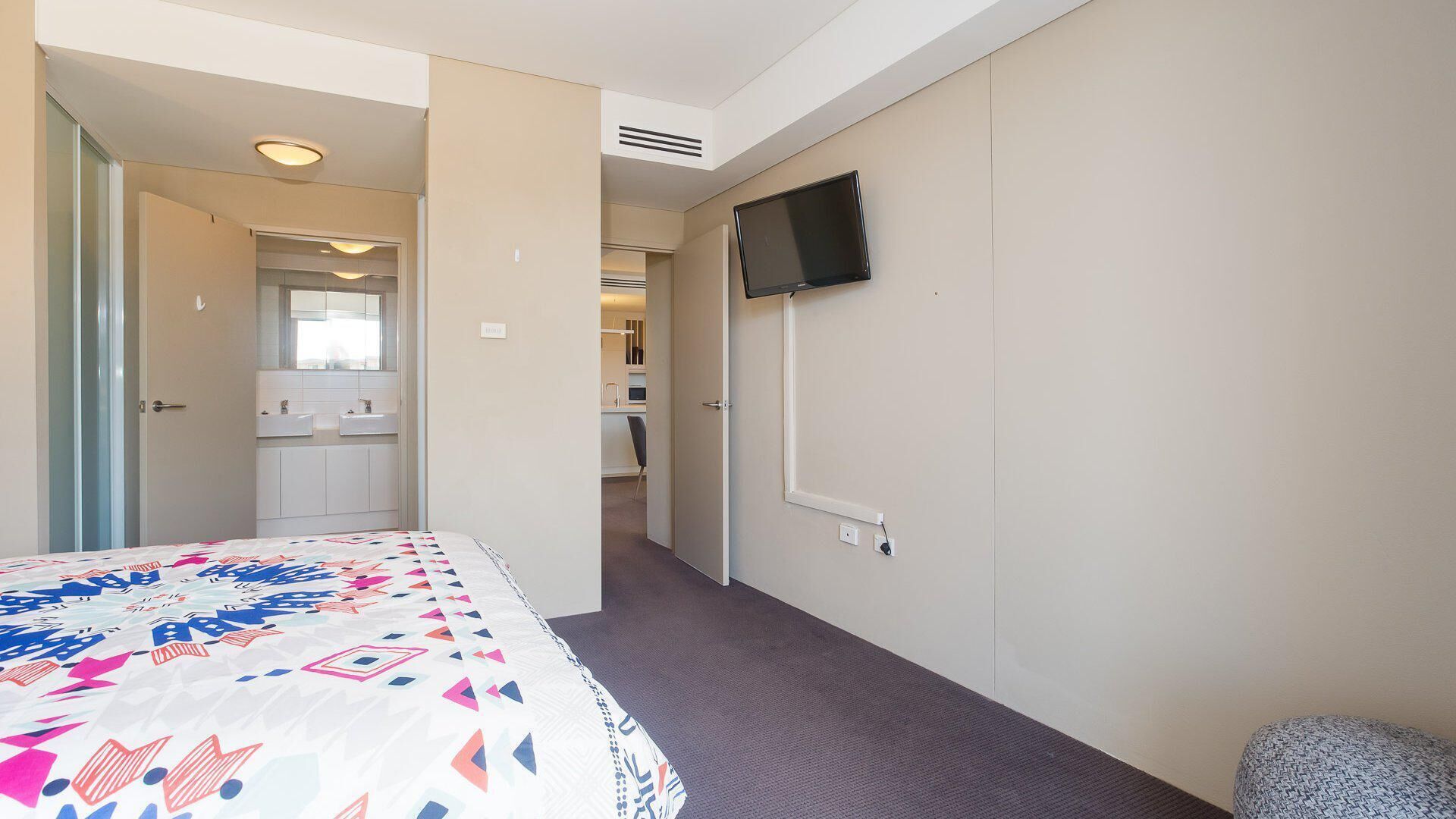 Cote D'azure, 13 61 Donald Street - Lovely Unit Air Con, Wi-fi, Secure Parking, Complex Lift And Pool - Port Stephens