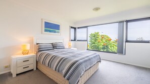 3 bedrooms, iron/ironing board, free WiFi - Florentine, 7 11 Columbia Close - wifi, air conditioned unit with fantastic views of Little Beach (Nelson Bay)