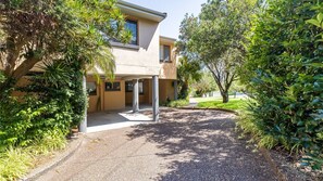 Exterior - Frangipani, 4/30 Leonard Avenue - spacious townhouse (Shoal Bay)