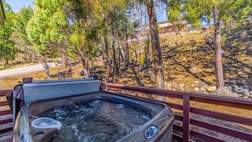 Bañera de hidromasaje al aire libre