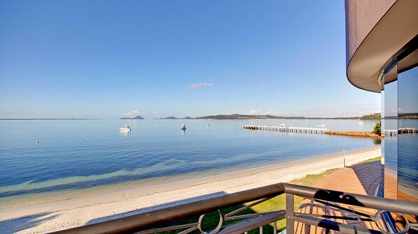 Property grounds - Seaside Splendour, 1/137 Soldiers Point Road - beautiful unit on the waterfront (Soldiers Point)