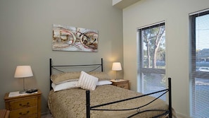 3 bedrooms, iron/ironing board, free WiFi - Seaside Splendour, 1/137 Soldiers Point Road - beautiful unit on the waterfront (Soldiers Point)