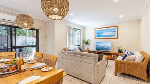 2 11a Christmas Bush Avenue - fantastic pet friendly townhouse close to Dutchies Beach with Wi-Fi and Air Con