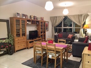 TV, video games, DVD player, books - Watch JBR Fireworks into 2020 from the Balcony! 3 bed 2 bath + parking (Dubai)