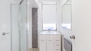 Shower - Fleetwood, 2/63 Shoal Bay Road - spectacular views (Shoal Bay)