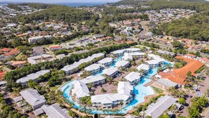 Luftaufnahme eines Resorts mit mehreren Gebäuden, einem zentral gelegenen Pool und einer Wäscherei.