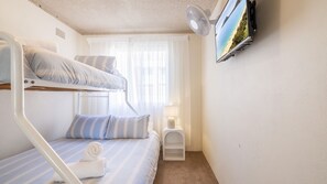 2 bedrooms, iron/ironing board, free WiFi, bed sheets - Shoal Towers, unit 1 11 Shoal Bay Road -  fantastic unit across the road from beach with Wi-Fi (Shoal Bay)