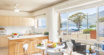 Shoal Towers, unit 1 11 Shoal Bay Road - fantastic unit across the road from beach with Wi-Fi
