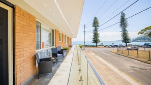 Terrace/patio - Shoal Towers, unit 1 11 Shoal Bay Road -  fantastic unit across the road from beach with Wi-Fi (Shoal Bay)