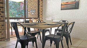 Dining - Bay Parklands, 23/2 Gowrie Avenue - Little Beach, air con, Pool & tennis court (Nelson Bay)