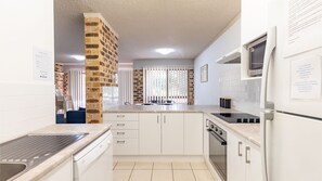 Fridge, microwave, oven, stovetop - Bay Parklands, 23/2 Gowrie Avenue - Little Beach, air con, Pool & tennis court (Nelson Bay)