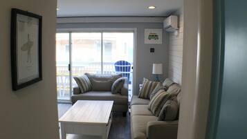 Smart TV, lettore DVD, giocattoli, libri