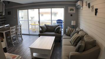 Smart TV, lettore DVD, giocattoli, libri