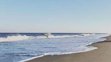 Una spiaggia nelle vicinanze, lettini da mare, ombrelloni