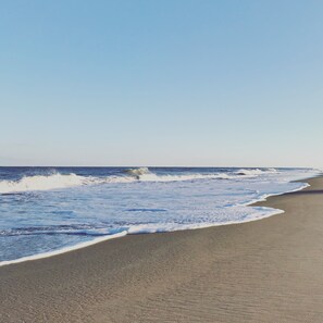 Ein Strand mit brechenden Wellen.