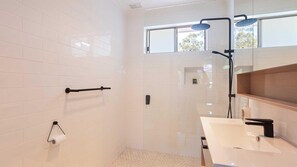 Shower - Little Beach House, 4 James Crescent - Little Beach with air con, WiFi and boat parking (Nelson Bay)