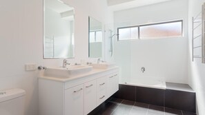 Combined shower/bathtub, jetted bath - 7a Judith Street - stunning duplex with ducted air conditioning (Corlette)