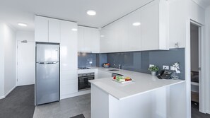 Refrigerador, microondas, horno y parrilla de estufa 