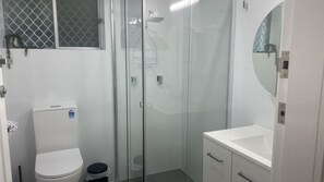 Shower - Fiddlers Green, 1/62 Magnus Street - ground floor unit close to CBD (Nelson Bay)