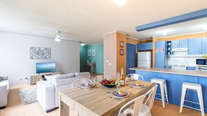 Un apartamento moderno con comedor, cocina y sala de estar.