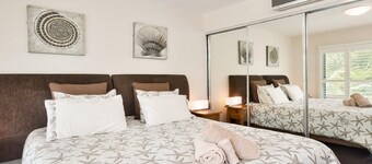 Oaks Pacific Blue, 516/265 Sandy Point Road- private pool, aircon, WIFI