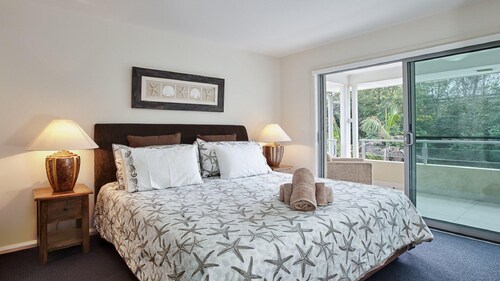 Oaks Pacific Blue, 516/265 Sandy Point Road- private pool, aircon, WIFI