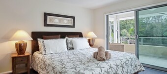 Oaks Pacific Blue, 516/265 Sandy Point Road- private pool, aircon, WIFI