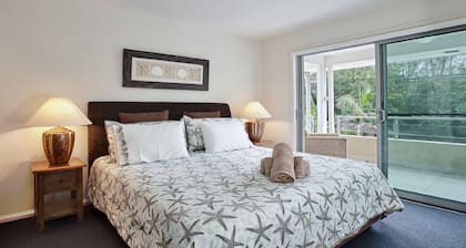 Oaks Pacific Blue, 516/265 Sandy Point Road- private pool, aircon, WIFI