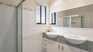 Shower, hair dryer - Happy Tails , 55 Pantowora Street - pet friendly, air conditioned (Corlette)