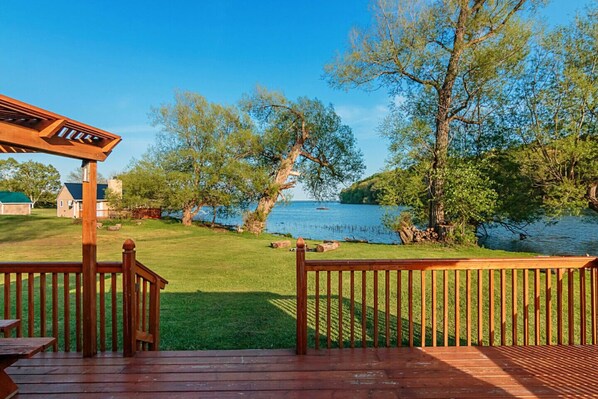 Property grounds - Newly Renovated, Waterfront Cottages located in Prince Edward County (Milford)