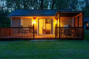 Outdoor dining - Newly Renovated, Waterfront Cottages located in Prince Edward County (Milford)
