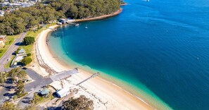 Una spiaggia nelle vicinanze
