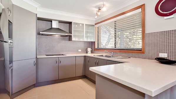 Frigorifero, forno, piano cottura, lavastoviglie