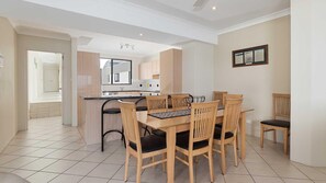 Dining - 2/137 Soldiers Point Road - luxury unit on the waterfront with aircon and free unlimited WiFi (Soldiers Point)