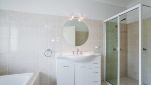 Bathtub - 2/137 Soldiers Point Road - luxury unit on the waterfront with aircon and free unlimited WiFi (Soldiers Point)