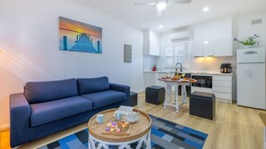 Smart TV - Bayside, 5,21 Victoria Parade - Unit in unbeatable location, with linen and bed making and air conditioning (Nelson Bay)