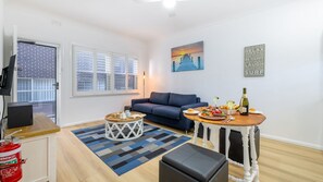 Dining - Bayside, 5,21 Victoria Parade - Unit in unbeatable location, with linen and bed making and air conditioning (Nelson Bay)