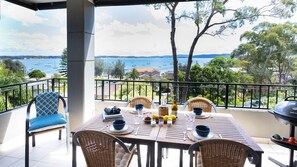 Outdoor dining - Cossies at Corlette  Stunning views & Beach access (Corlette)